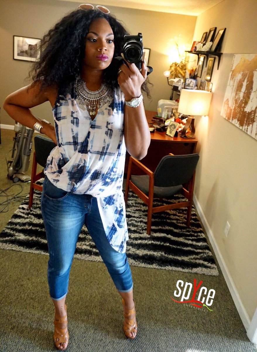 ebyspice's tweet photo. #tgif excuse the vacuum had to clean the office 😜 #ootd #Bebe #aldoshoes #bighair #ebyspicestyle https://t.co/vzKpRzESjR