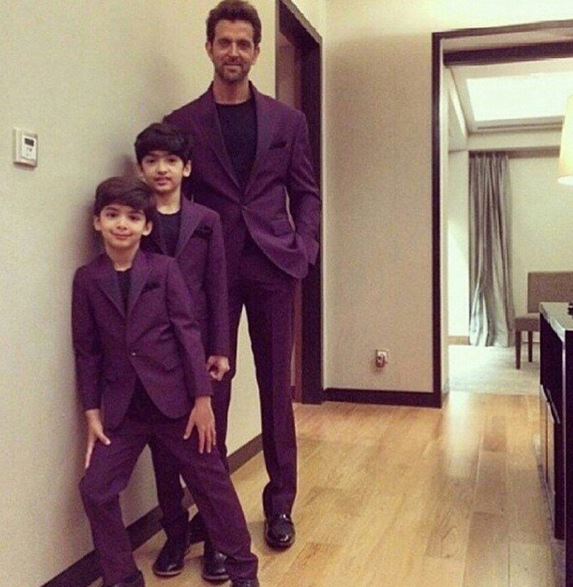zeecinema's tweet photo. Hrithik Roshan poses with his sons Hrehaan &amp; Hridhaan! Seems like the boys are getting ready for #Bollywood. https://t.co/3kWYLemyJB