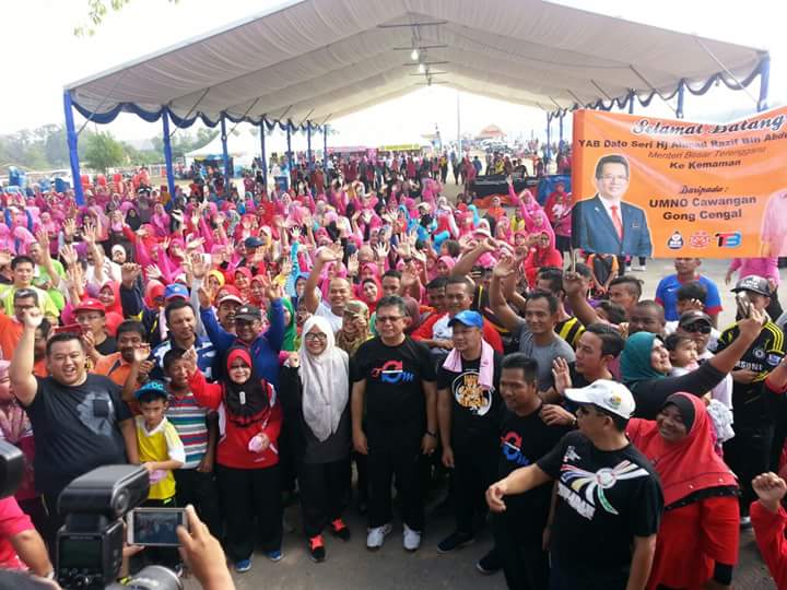 TomKemaman2016's tweet photo. @YBAhmadRazif 
#TomKemaman2016 
SenamRobik Orang Muda Kemaman bersama Menteri Besar Terengganu https://t.co/IdJFkzonH5