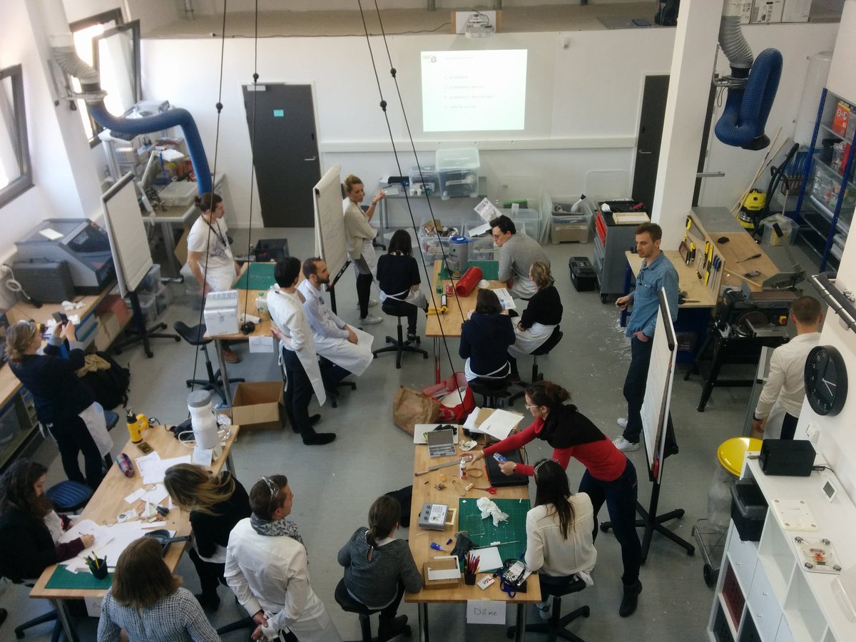 studyka's tweet photo. Temps de préparation aux pitchs pour la finale #sebacademy15 avec les équipes du SebLab @GroupeSEB https://t.co/a3F3KbQBMO