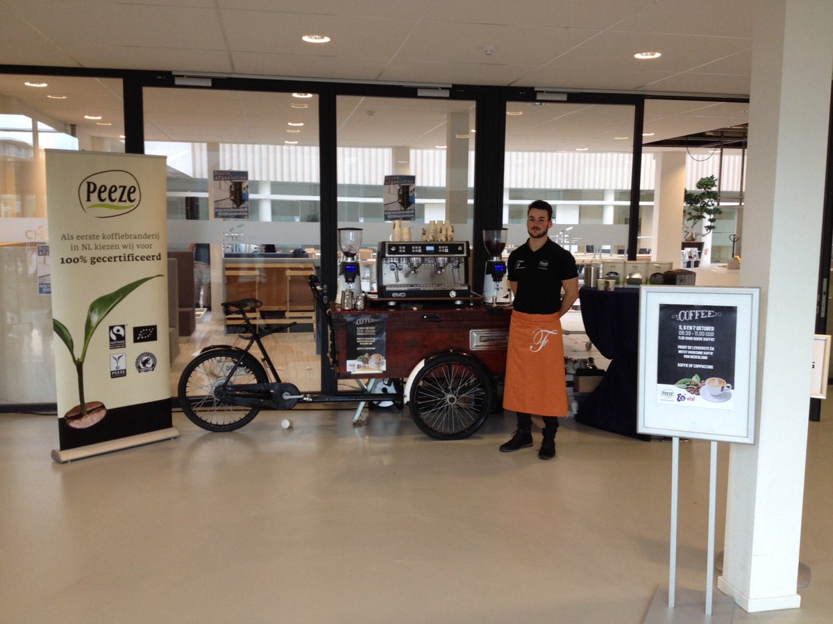 Throwback: Opening @dehogeschoolede en cateringbedrijf <a href="/zovital/">Zo-vital</a>. Antieke Bakfiets, top barista en <a href="/Peeze_Koffie/">Koffiebranderij Peeze</a>