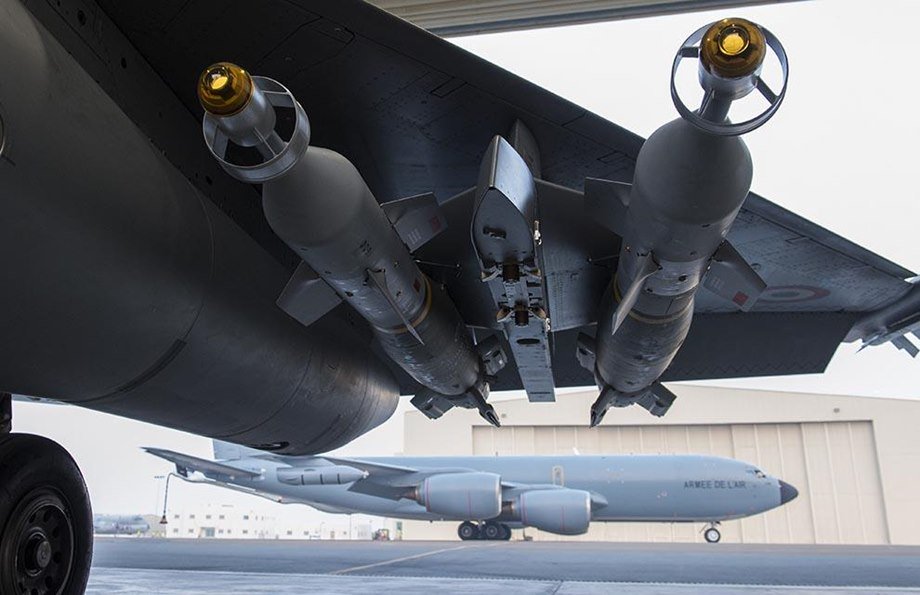 السويد تسعى إلى تزويد فرنسا بأجهزة وقنابل متطورة موجهة بالليزر Cd1hvxvUUAAJX4m