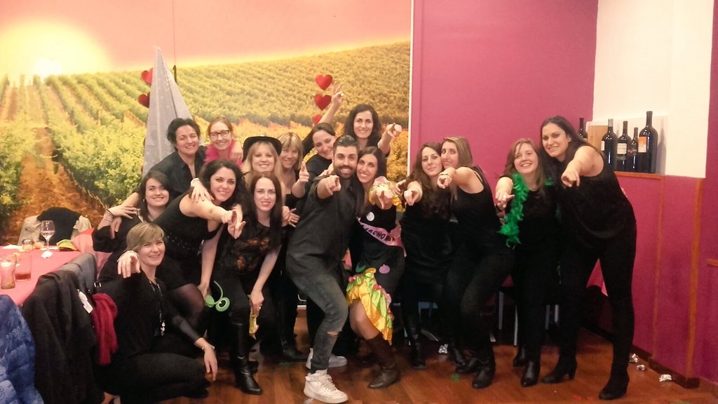 sandroazorin's tweet photo. la despedida de soltera de Irene.  mucho baile. juegos y diversión en estado puro. https://t.co/IsYDbotYue https://t.co/QhSVbTup5C