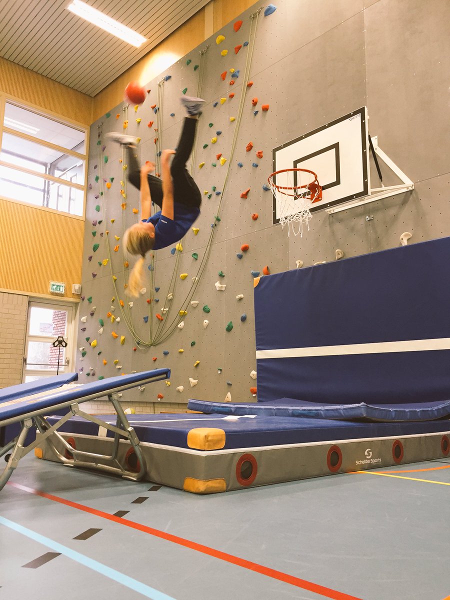 Scoolsport's tweet photo. Slamballuhh!! Lekker dunken en scoren op vrijdag!! #scoolsport #piusxcollege https://t.co/zyLR7btnBi