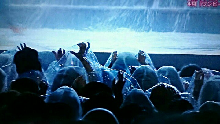 Ei こういうショットも盛り込む博多座さんのセンスね 悪天候で参戦したサマソニとか思い出したわ 本水 ワンピース歌舞伎 T Co Vxvhnccvtb Twitter