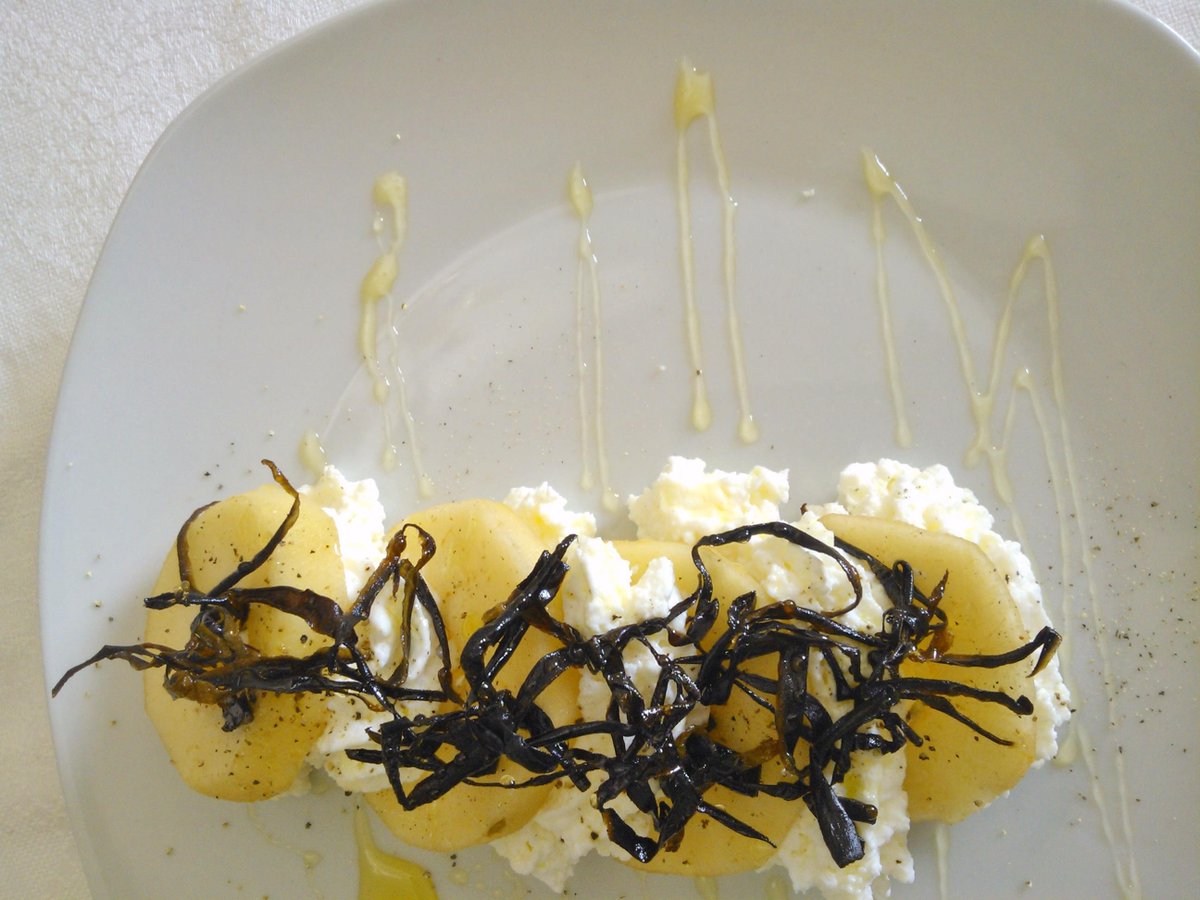 serena_p79's tweet photo. Ricotta e pere con cristalli di melanzana, miele e pepe macinato fresco @tastewant @foodbloggerseu https://t.co/BOWlCuwyPa