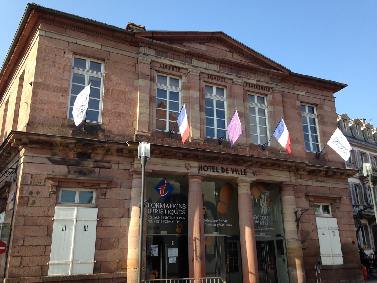 Installation des drapeaux du 50e anniversaire de #jumelage entre #selestat et #waldkirch