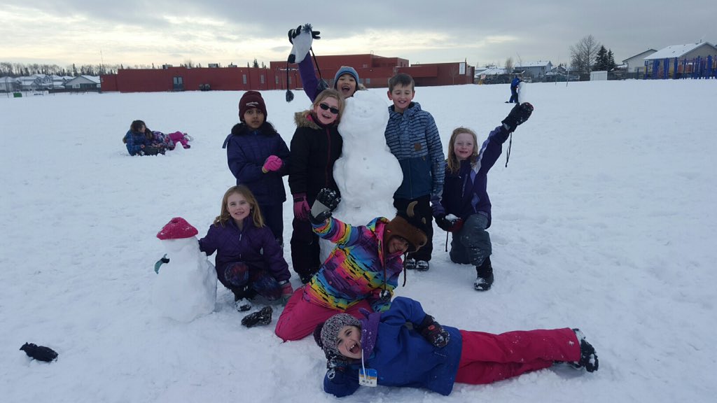 TimberleaSchool's tweet image. Grade 2 trying out the snowshoes in a winter adventure! #whyTimberleaRocks #fmpsd