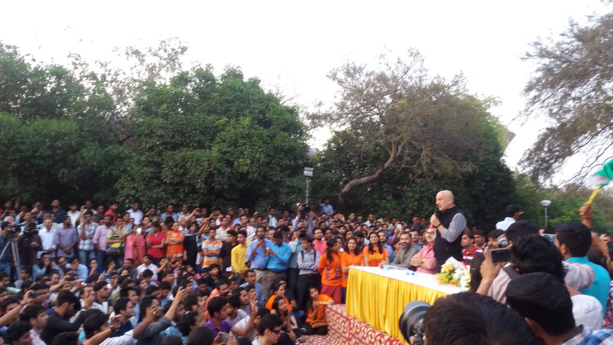 PatrioticVirtue's tweet photo. @AnupamPkher, @vivekagnihotri & @ashokepandit at #JNUAdminBlock. #LeftistGangs was exposed by #AnupamKherInJNU prog. https://t.co/D0s2rtmhJv