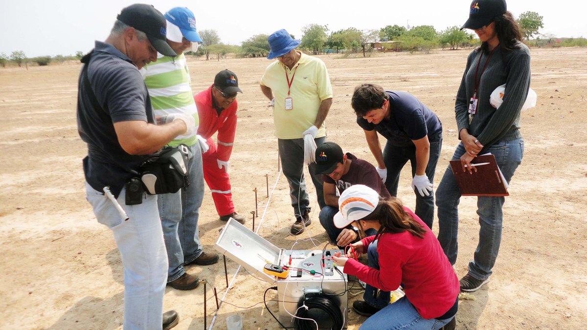 fundacioninzit's tweet photo. Investigadores y técnicos del @fundacioninzit reciben curso para operar Georesistivimetro.
#cienciaytecnología https://t.co/ki7gsTiIB8