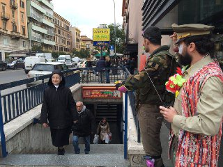RomaComune's tweet photo. anche @ClownArmy Roma per #RomaNonSiVende verso il #19M ''Saranno i Clown d'ora in poi a rendere la città sicura'' https://t.co/M33dCohDZF