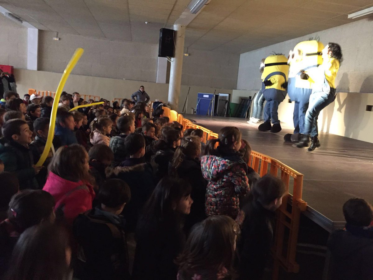 AMPA_Sant_Josep's tweet image. Els mes petits disfrutant de l'espectacle dels Minions subvencionat per l'AMPA