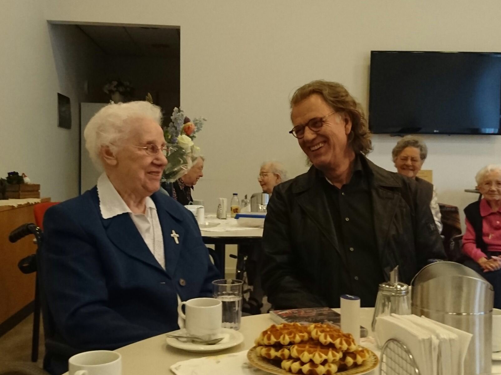 André Rieu в X: „I just visited Sister Leona.You remember her?She has her 102 th birthday today.A Waltz a day, keeps the doctor away https://t.co/1WrtIzE4No“ / X