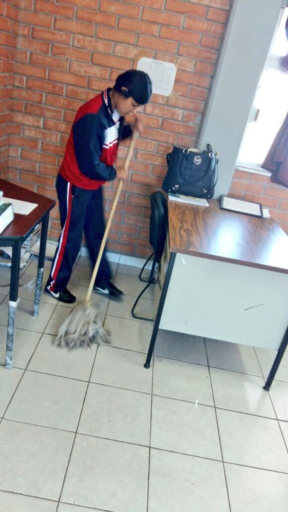Acciones de limpieza con la Lic. <a href="/Lillianesg/">Lillian</a> #SomosCECyTE <a href="/luciaazucena/">Azucena Ramos</a> @CecytecEmsad <a href="/LICH74/">ELISA RIBE HERNANDEZ</a> <a href="/ccecyte/">Coordinación CECyTEs</a> <a href="/PatyMolina07/">Patricia Molina</a>