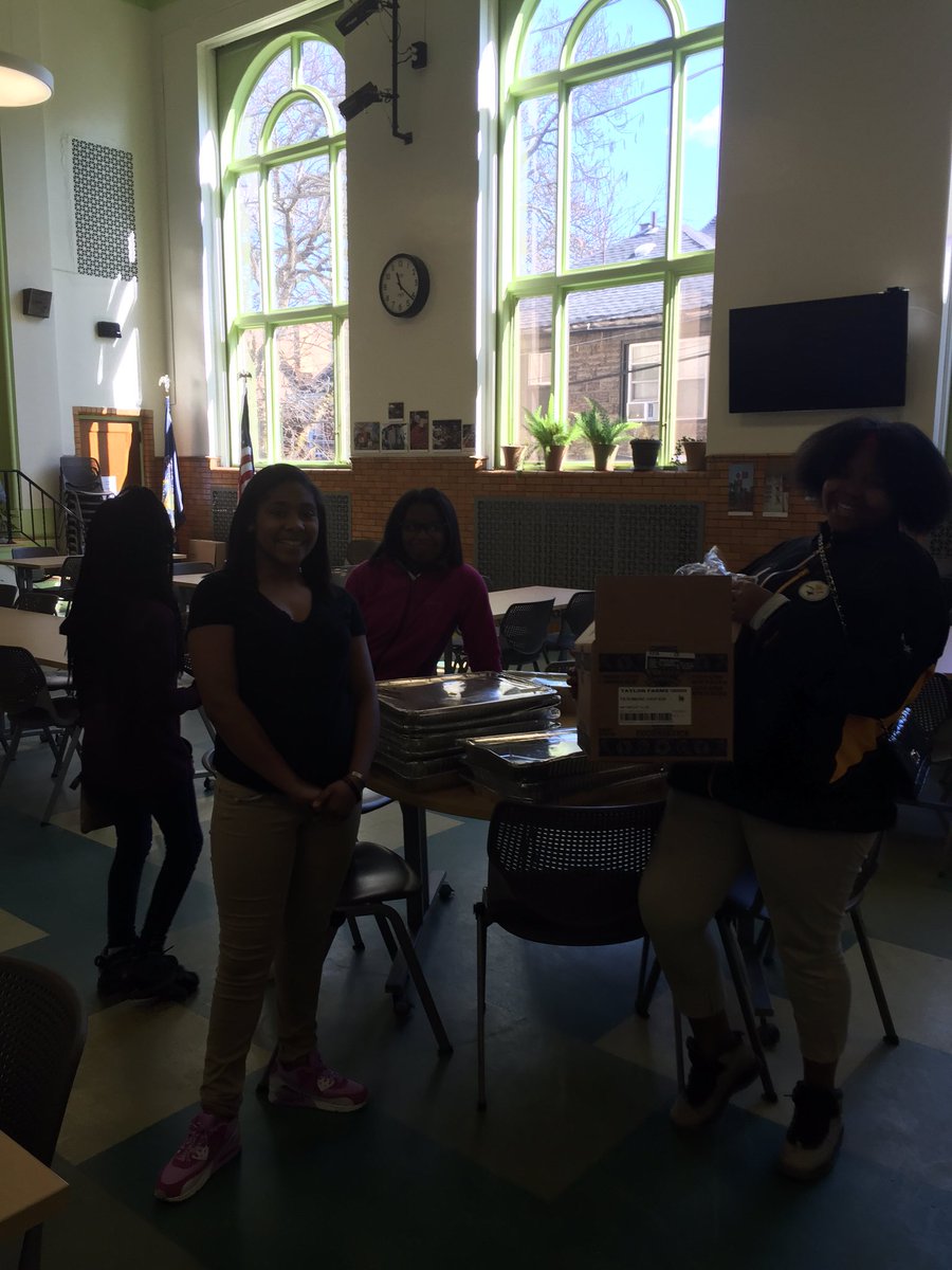 EnviroLunch's tweet photo. Our leftovers go to local shelters and our students help pack it up! #local #teamworkmakesthedreamwork https://t.co/mpETxoxM6d