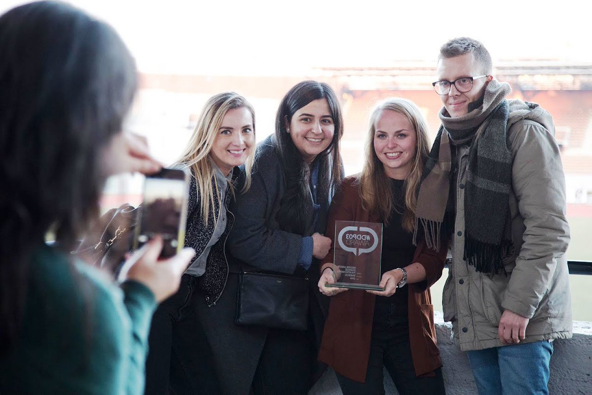 JoscaBlaak's tweet photo. Even poseren met de trofee natuurlijk! #DDP03 https://t.co/4CVShaEBDA