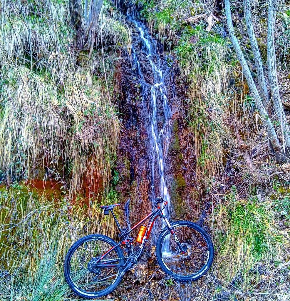 CarlosJJuaarez's tweet photo. #caminodesantiago #roadtosantiago #cascada #trek #trekfuelex9 #agua #experience #nature #sigueme #caminoenbicicleta… https://t.co/3dorrtYab1