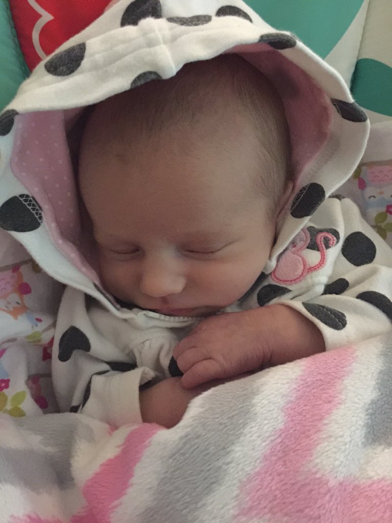 briannabeth94's tweet photo. This angel 👼🏼🎀 #MyNieceIsCuterThanYours #ElainaRae #MyForeverValentine https://t.co/gtcSUDaJ0w