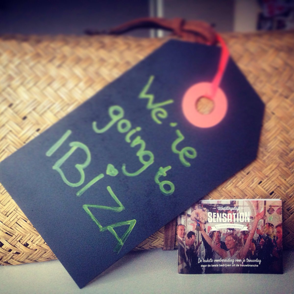 Jaaaa #WeregoingtoIbiza maar welk bruidspaar mag met ons mee? #trashthedress #fotoshoot #WDSD16