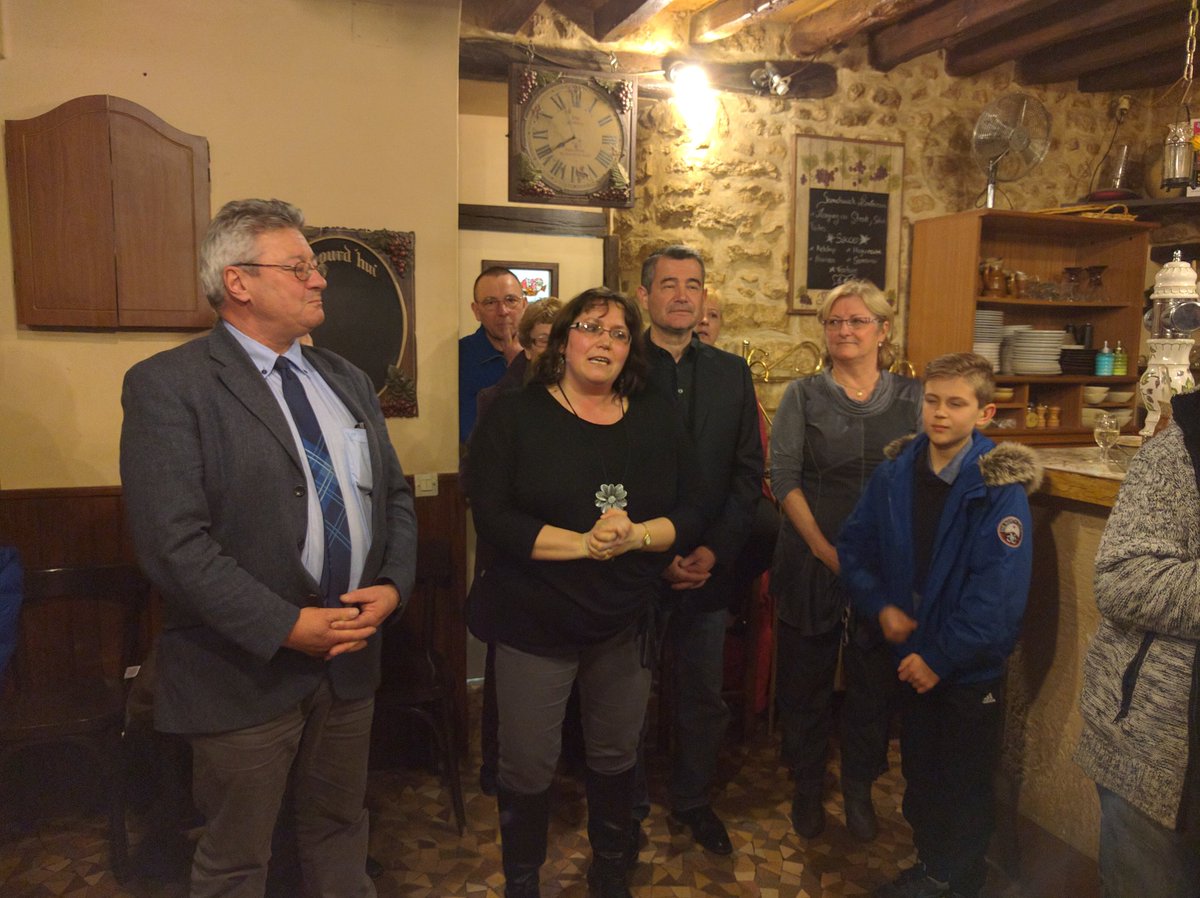 TeddyVaury's tweet photo. Beaucoup d'émotion ce soir à #Mespuits #Essonne pour la fermeture de L'Oriflamme le dernier commerce du village https://t.co/QngdYmWTO6