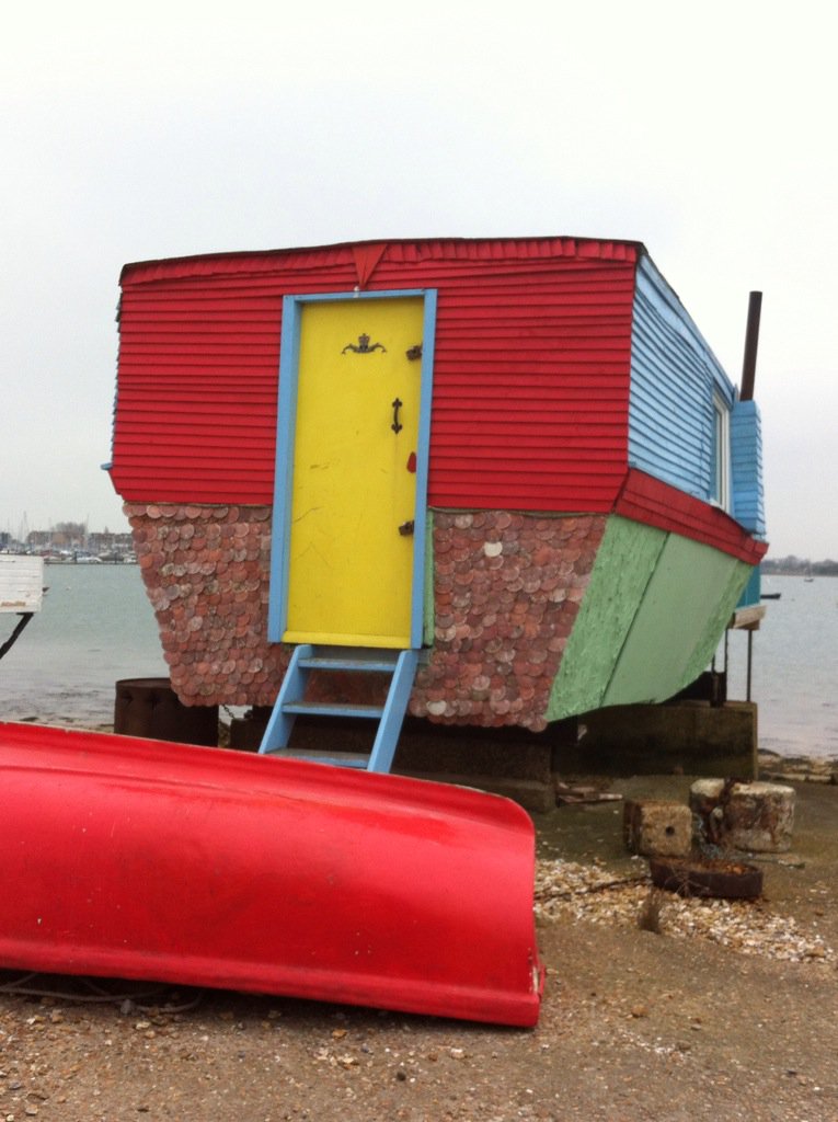 ParkysRetro's tweet photo. Possibly the best #houseboat ever? Complete with #seashell #cladding https://t.co/zFoMTIL2HY
