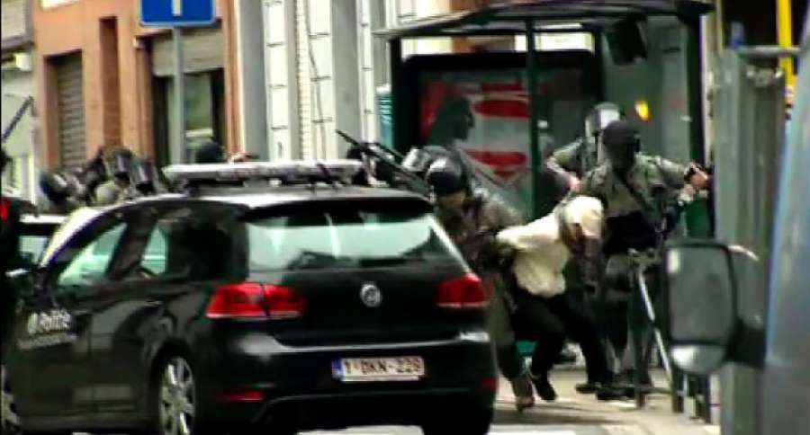 A3Noticias's tweet photo. Así ha sido el momento de la detención de Salah Abdeslam  VÍDEO ► https://t.co/Wxi5joZrQC https://t.co/9h2R48C9Hi