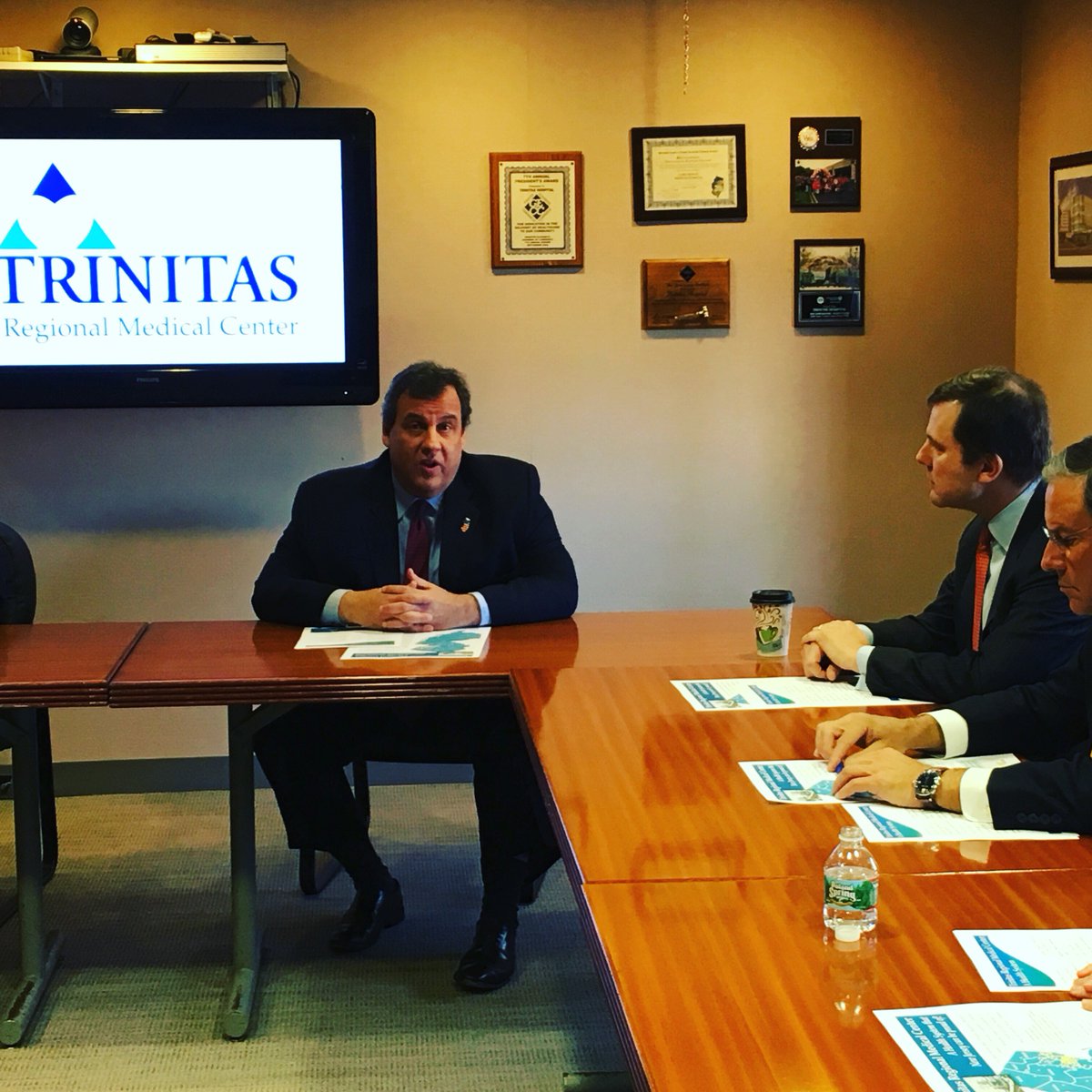 TamaraLaine's tweet photo. @govchristie in Elizabeth conducting a round table w/hospital leaders. @chasingnews #news #reporter #chasertakeover https://t.co/SiEyd2vfIu