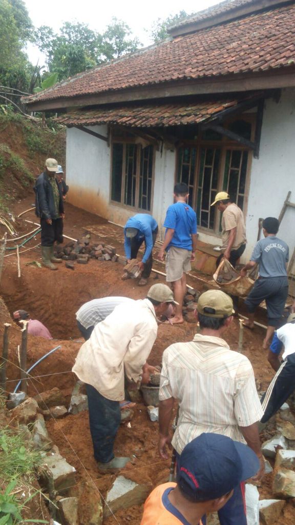 Pembangunan WC umum untk warga Sukaurip dan kp. Jawa, Desa Sukawangi, Kb. Bogor <a href="/BEM/">bem</a> UHAMKA #Desa Binaan #Kemensos