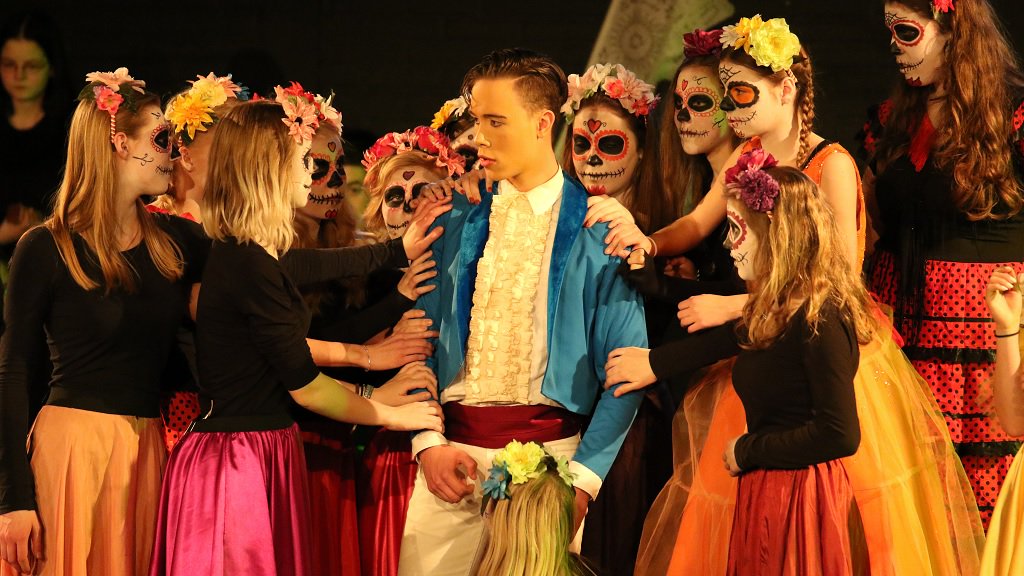 Staande ovatie voor zelfgemaakte musical Ashram College bit.ly/1Rr5cEc #alphen <a href="/AshramCollege/">Ashram College</a>