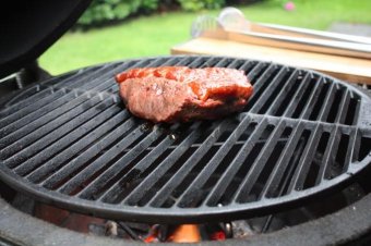 BASBQ's tweet photo. Voor mooie schroeilijnen op je vlees en groente heb je een gietijzeren #rooster nodig. #BBQ https://t.co/1kSXOdvN3S https://t.co/54IlhD5YLt