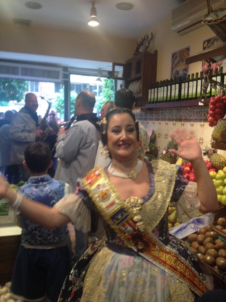 FGALLERA's tweet photo. En #FrutasClara #LaQueHasLiaoGallito https://t.co/1HnyDVluo8