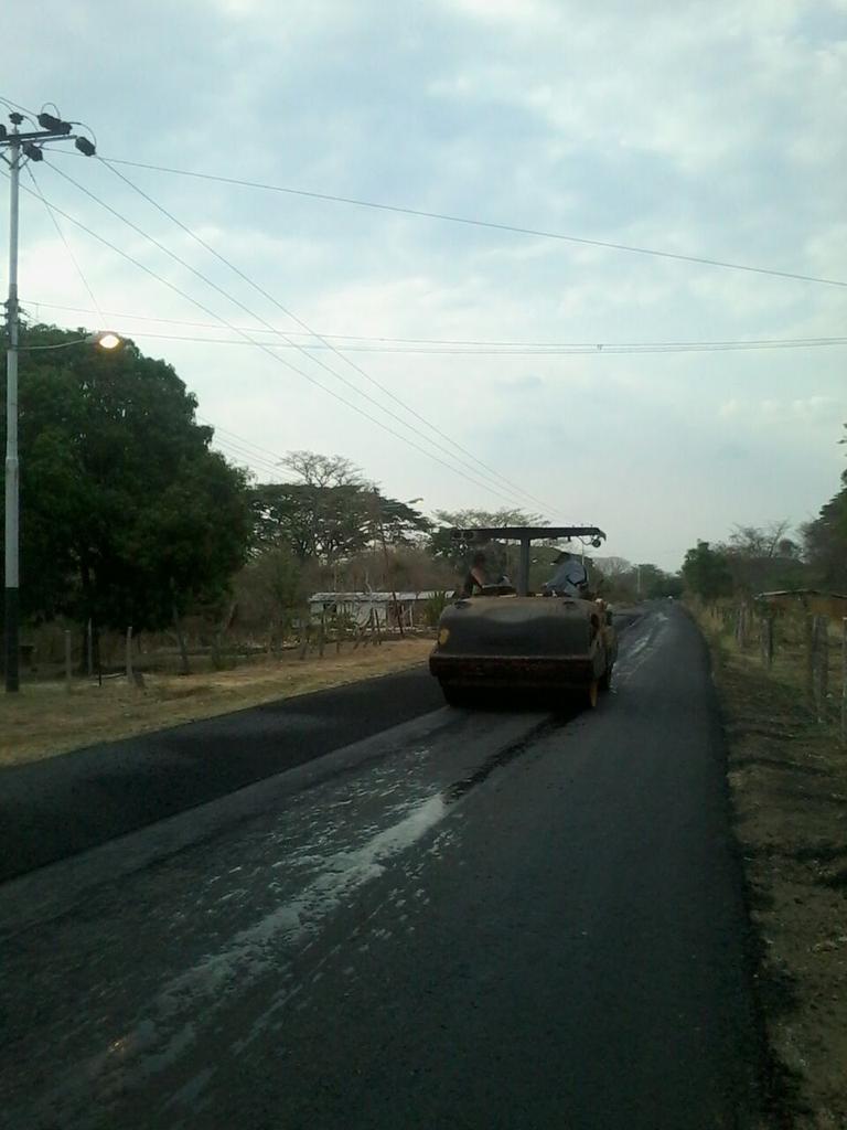 ForoC_COJ's tweet photo. EN COJEDES: MINPPTTOP HA COLOCADO 3500 TON DE ASFALTO EN LA #T008 VIA EL BAUL (LA LEONA Y LA CRUZ) @CIUDADCOJEDES https://t.co/5zkYNIcTHl