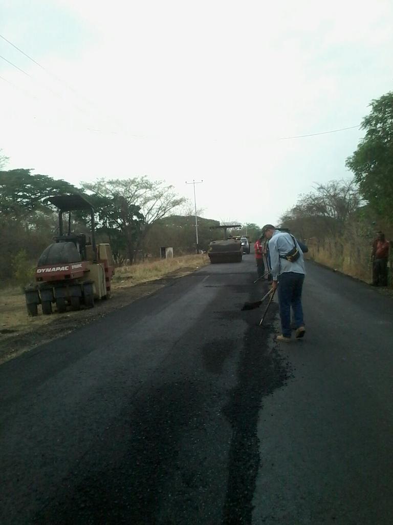 ForoC_COJ's tweet photo. EN COJEDES: MINPPTTOP HA COLOCADO 3500 TON DE ASFALTO EN LA #T008 VIA EL BAUL (LA LEONA Y LA CRUZ) @CIUDADCOJEDES https://t.co/5zkYNIcTHl