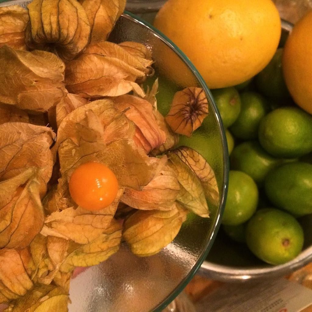 foodb0t_tweets's tweet image. Here are three fruit staples of Peruvian cooking ... limes, grapefruit and physalis. Do you agree?  #Peru #grapefru…