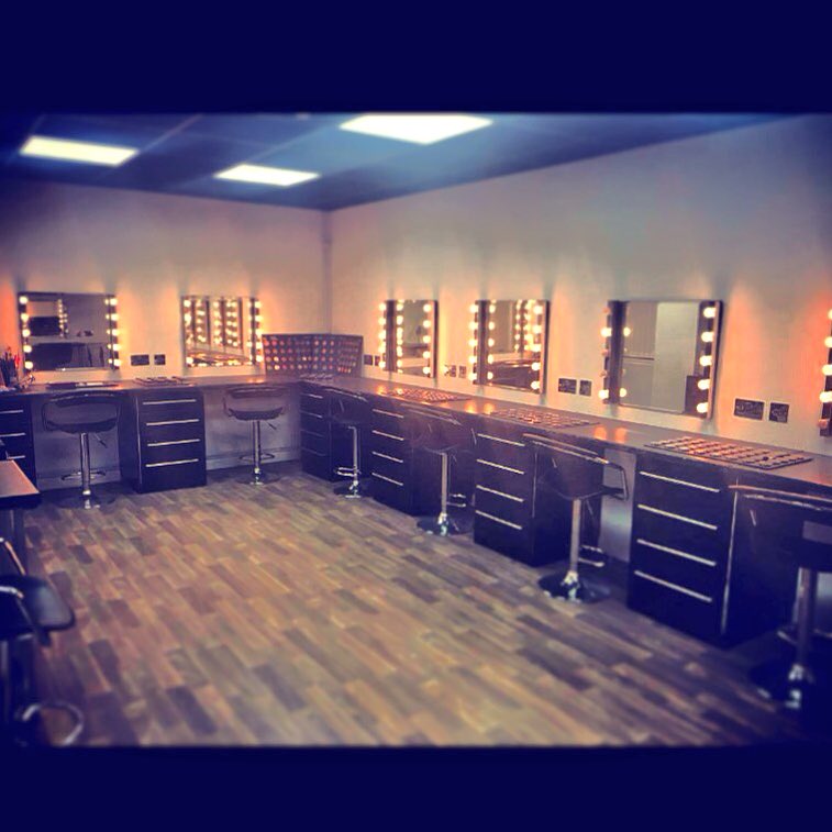 Treasuremakeup's tweet photo. 👄💅💄😍 M A K E U P | S T U D I O 😍classroom is available for anyone looking to host #northwest #makeupmasterclasses https://t.co/oK9SpC0oIX