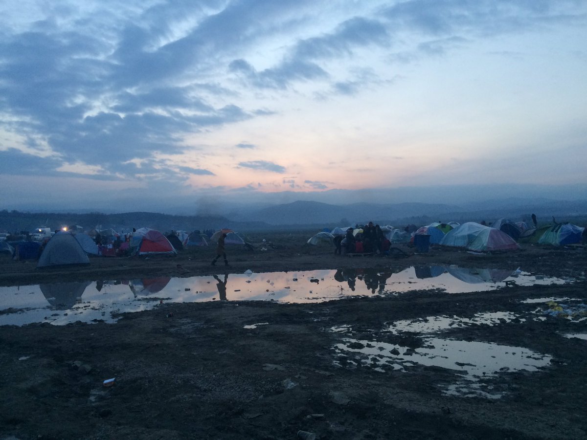 KariWeiner's tweet photo. Hungerstreik in #Idomeni, andere verstecken sich in Zügen gen Mazedonien. Die Sonne geht unter, die Hoffnung bleibt. https://t.co/IUWipjWCv7