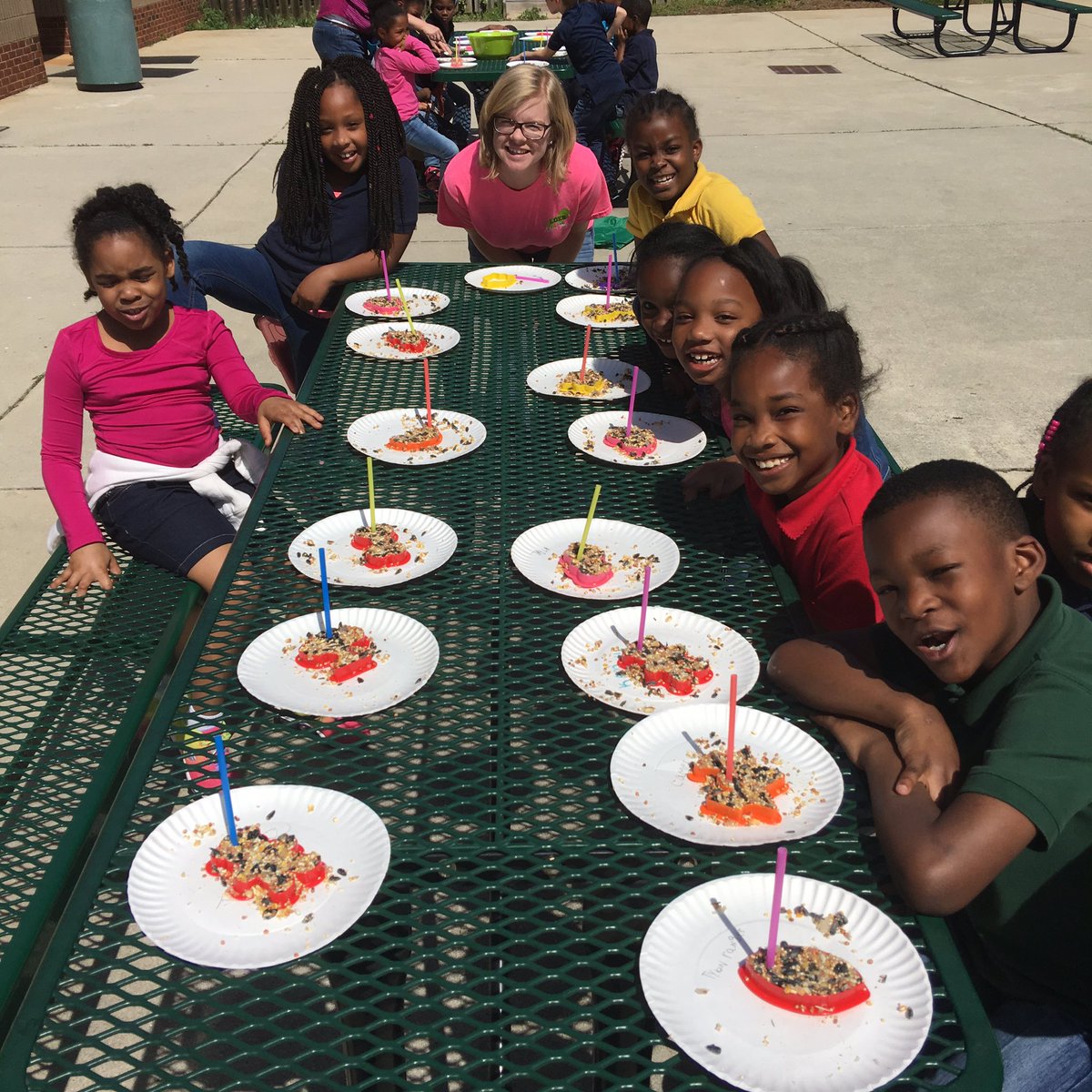 RyanEarlJames's tweet photo. 1st grade students made Bird Feeders on today!@LIVEOAKELEM #ncssbethebest https://t.co/fcQncqhDpq