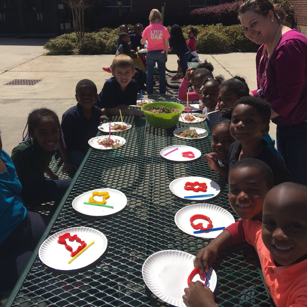 RyanEarlJames's tweet photo. 1st grade students made Bird Feeders on today!@LIVEOAKELEM #ncssbethebest https://t.co/fcQncqhDpq