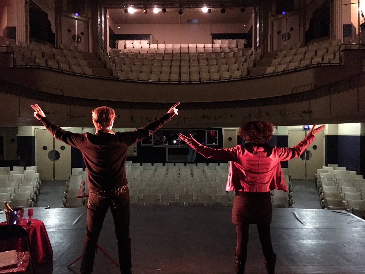 Festivalvichy's tweet photo. Vichyssoises, vichyssois. Marie et Alain vous attendent au CCVL a 20h! #theatre #kaamelot https://t.co/evmOS943ya