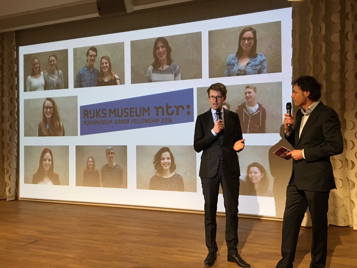 astro_andre's tweet photo. Uitreiking beste profielwerkstuk voor het Rijksmuseum Junior Fellowship #juniorfellows @omroepntr  @rijksmuseum https://t.co/k3KOvVyLiF
