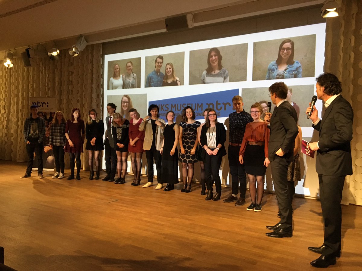 astro_andre's tweet photo. Uitreiking beste profielwerkstuk voor het Rijksmuseum Junior Fellowship #juniorfellows @omroepntr  @rijksmuseum https://t.co/k3KOvVyLiF