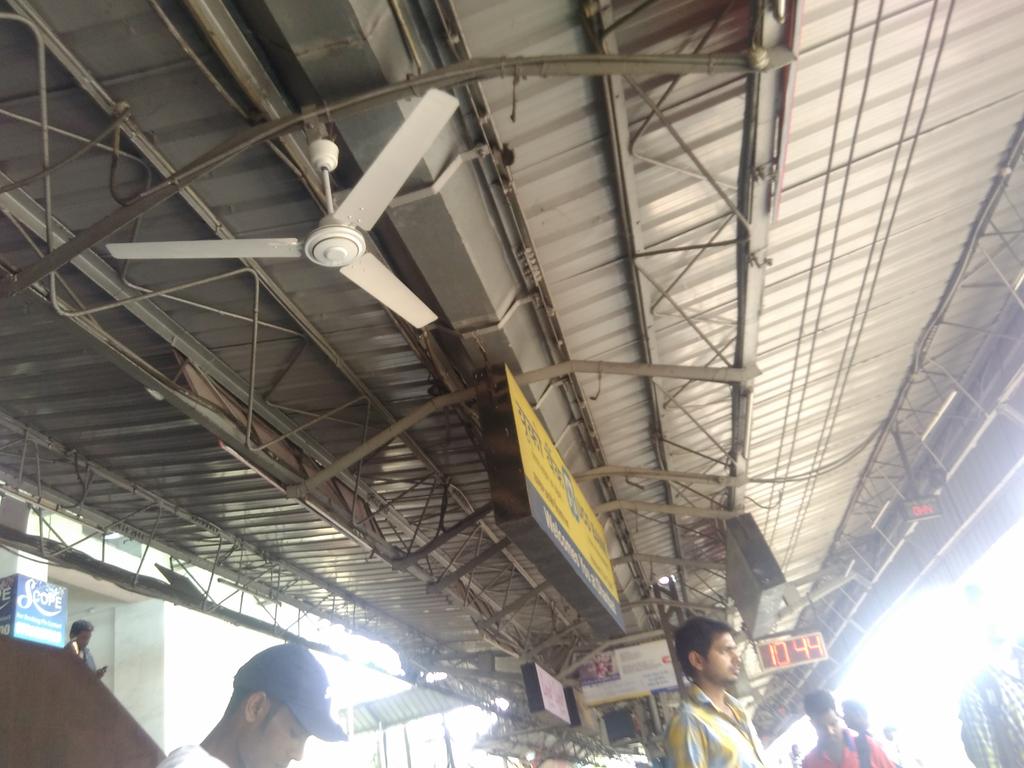 ankitbansalismu's tweet photo. Fan are not working at Dhanbad railway station PL1. @sureshpprabhu @RailMinIndia https://t.co/SrTthRpxDn