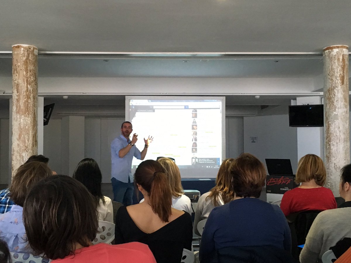 PerelloLau's tweet photo. Como "petar" tu @LinkedIn de la mano de @SocialMedier . Crack! #MallorCamp https://t.co/Jh0EmOIJQd