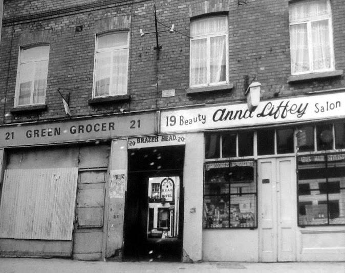 OldeEire's tweet photo. The entrance to the famous Brazen Head pub on Bridge Street Dublin as it used to be. There since 1198 #Ireland https://t.co/InKZ3T202H