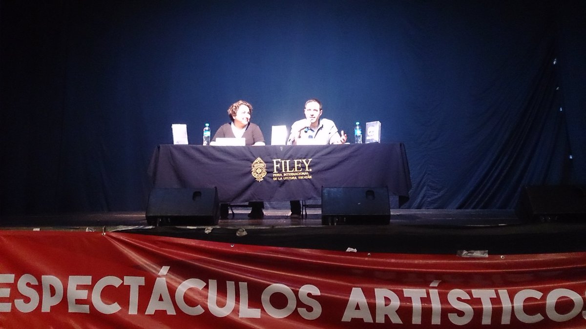 AdictoALibros's tweet photo. Panel los jóvenes con @jaimealfonsos modera @LectoBloggers @EdicionesSMmx @FILEYmx #ViveFiley https://t.co/NuGKZNHkbM