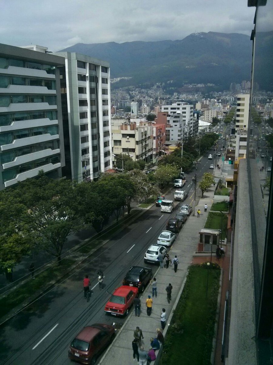 ARCO ANDINO Bogotá, Caracas, La Paz, Lima y Quito (5 fotos por publicación) Page 84