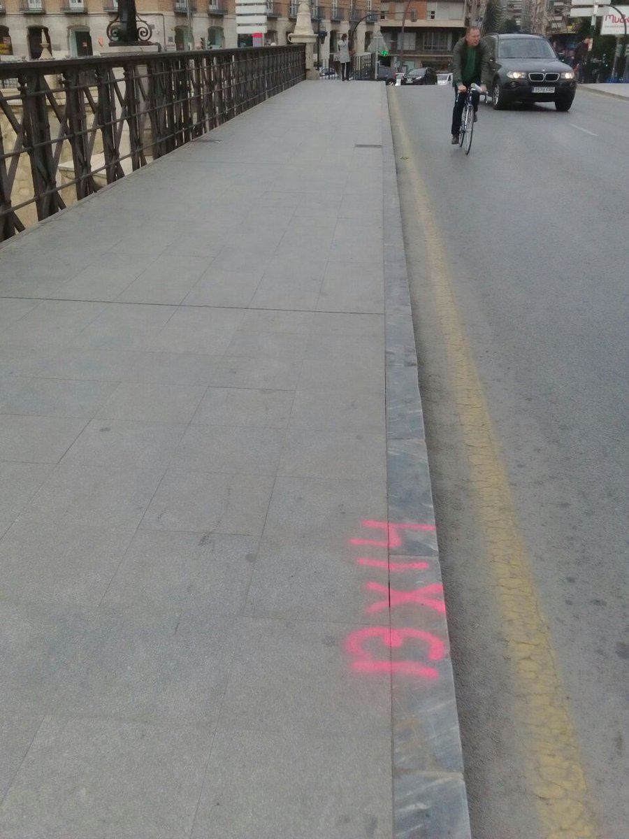 huermur's tweet photo. Así recibe el centro historico #Murcia la Semana Santa 2016 ¿Para qué tanto grafiti @Ballesta_Murcia en estos BIC? https://t.co/kE0VW2sWL1