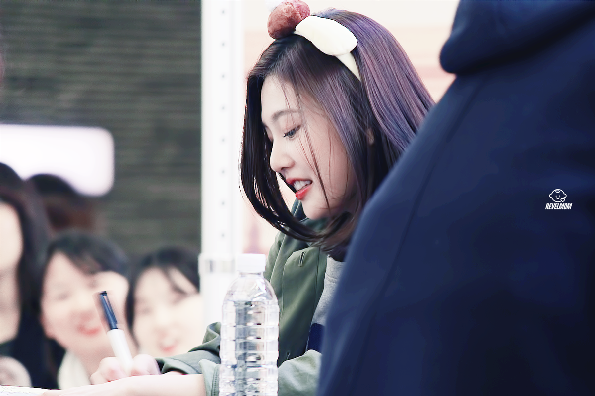 Revel_Mom's tweet photo. 160318 여의도팬싸 #조이 #JOY 
https://t.co/Z8DxMAErlc https://t.co/n1Mg0jMojr