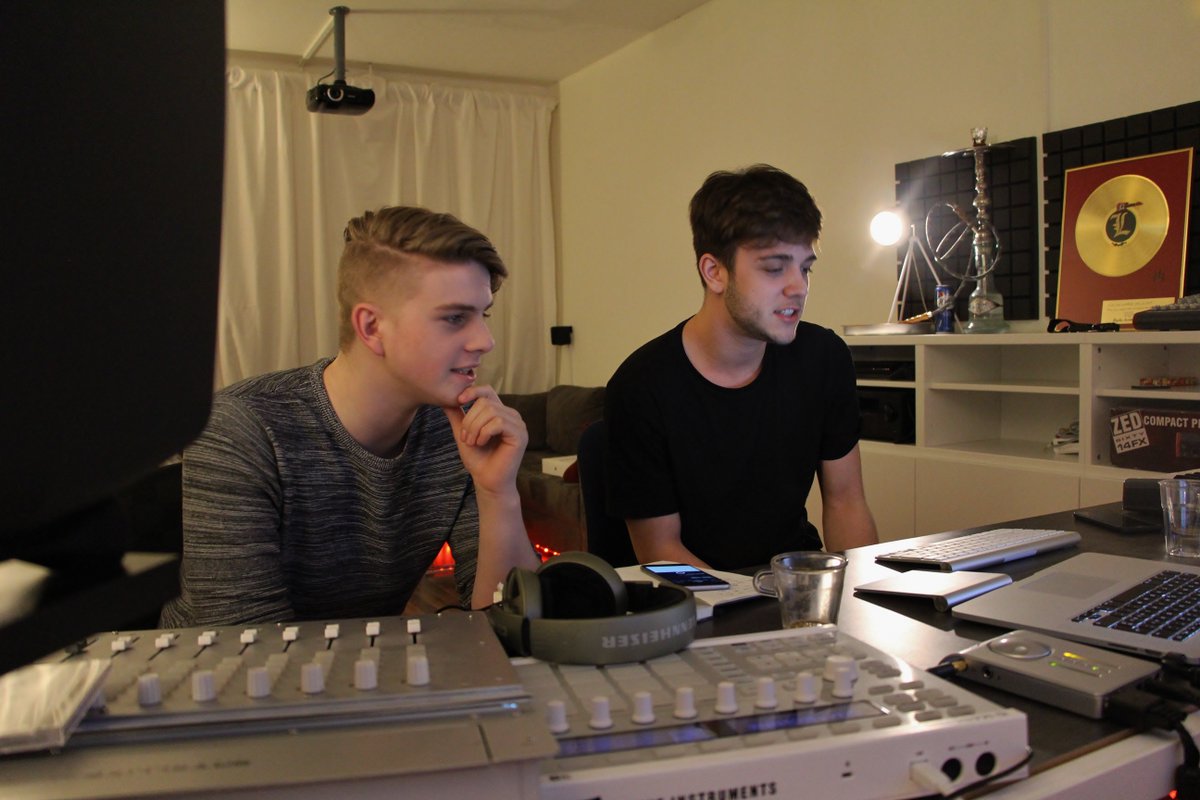 haenni__luca's tweet photo. Studiotime with @Heychillone 
Morgen Mühle Hunzigen in Rubigen
Tickets auch an der Abendkasse

#studio #vincentgross https://t.co/TvwdAu32oz
