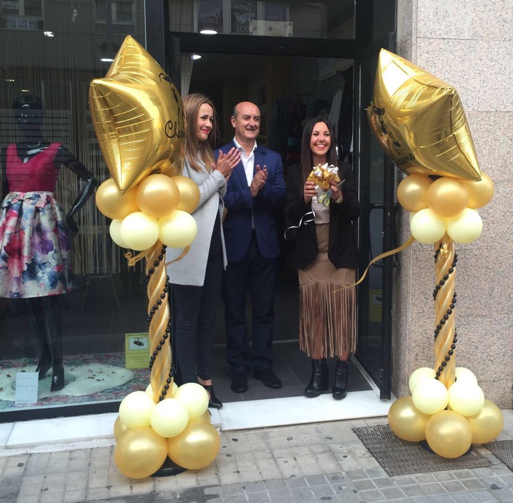 Juan_MaGonzalez's tweet photo. Inaugurando la tienda "Charme", un nuevo negocio ubicado en la C/ Venida de la Virgen. Mucha suerte y enhorabuena. https://t.co/huwILrEhtW